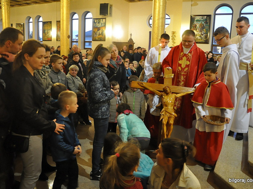 Wielki Piątek w parafii św. Jana Pawła II (FOTO)