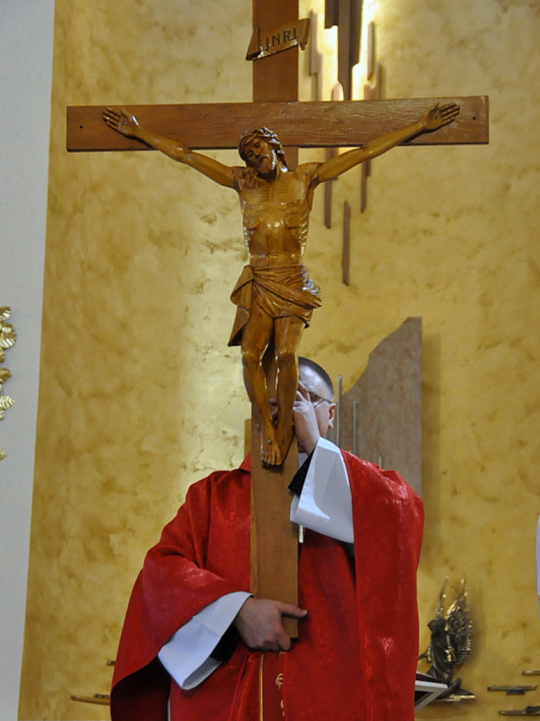 Wielki Piątek w parafii św. Jana Pawła II (FOTO)