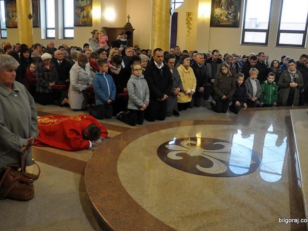 Wielki Piątek w parafii św. Jana Pawła II (FOTO)