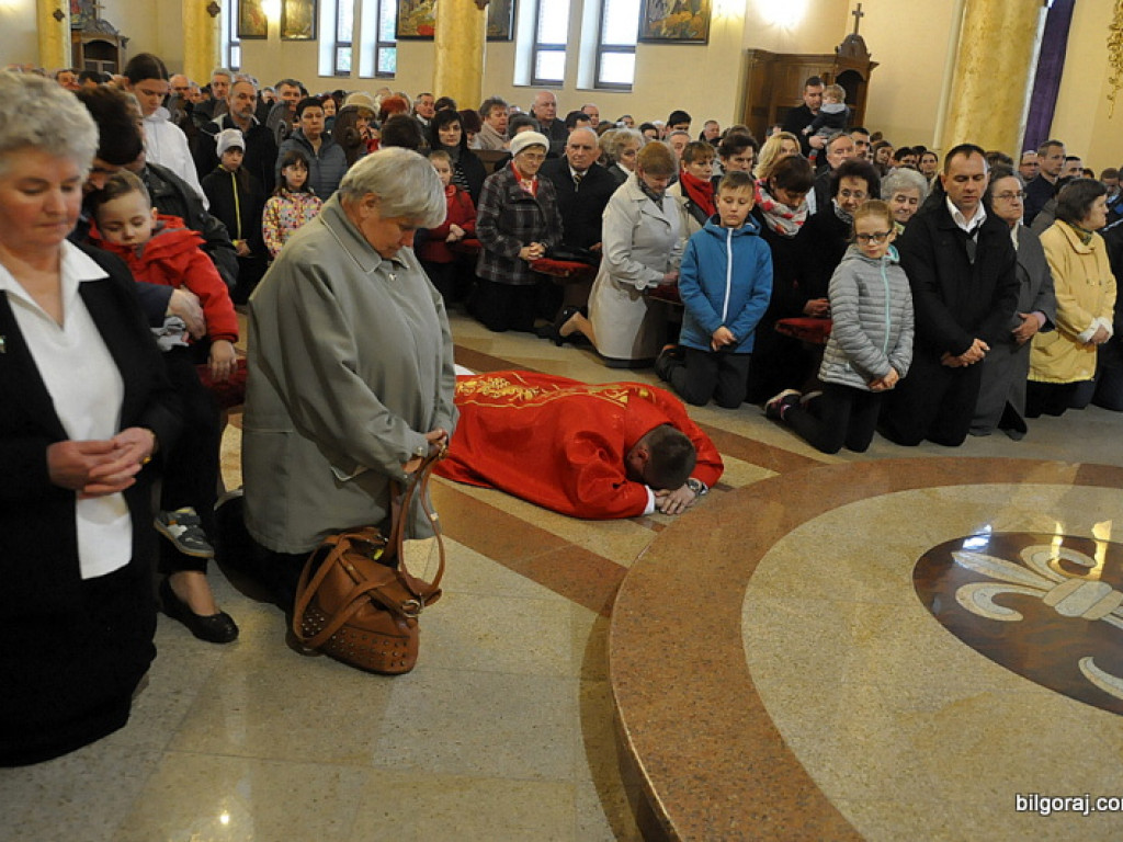 Wielki Piątek w parafii św. Jana Pawła II (FOTO)