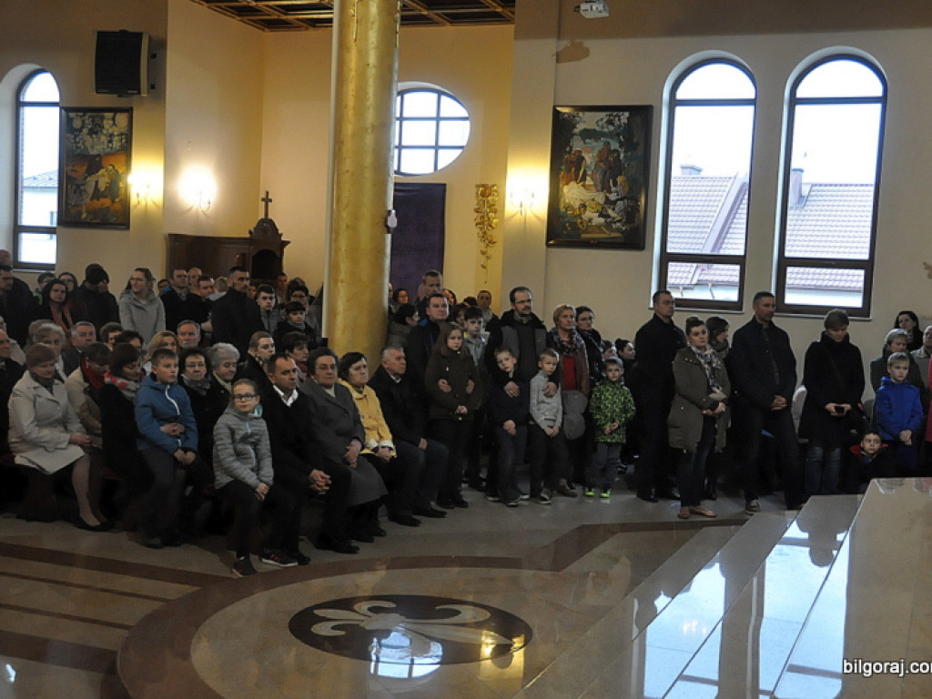 Wielki Piątek w parafii św. Jana Pawła II (FOTO)