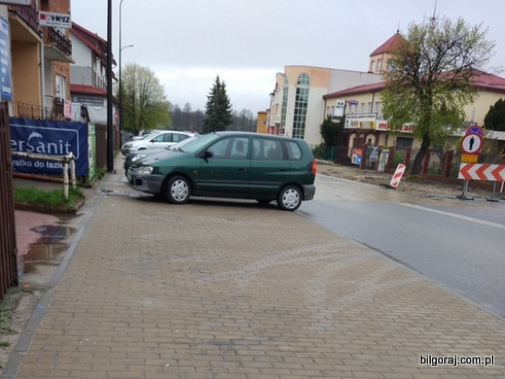 Absurd drogowy ul. Dąbrowskiego