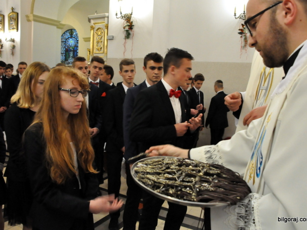 Biskup Jan Śrutwa udzielił sakramentu bierzmowania biłgorajskiej młodzieży (FOTO)