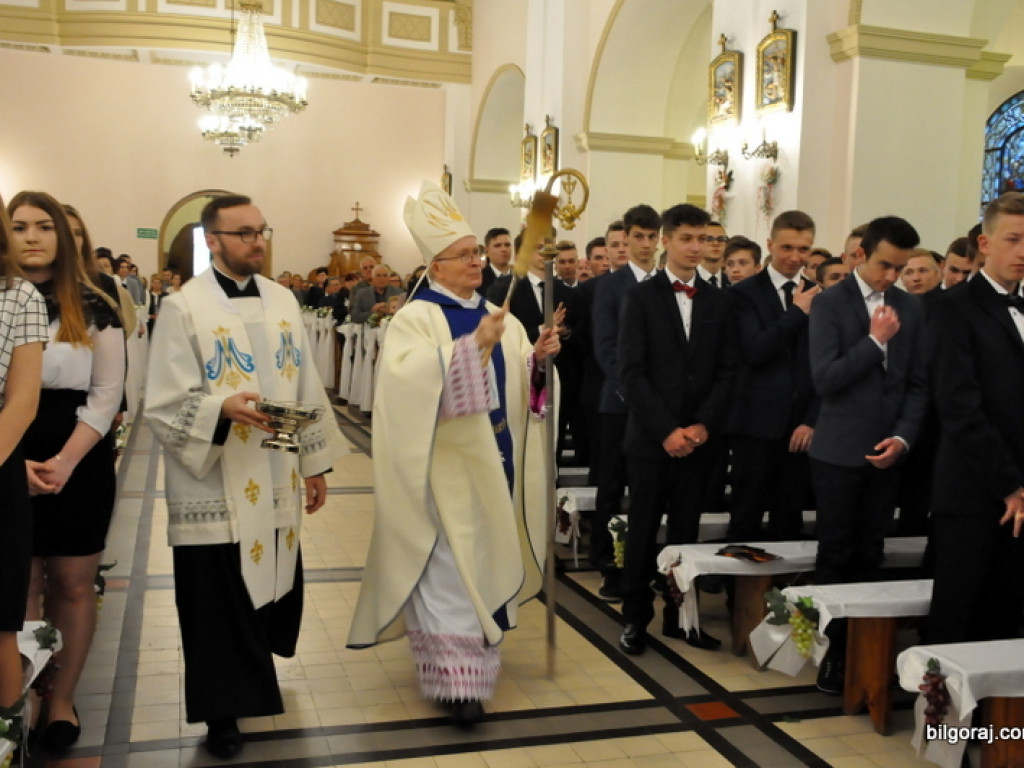 Biskup Jan Śrutwa udzielił sakramentu bierzmowania biłgorajskiej młodzieży (FOTO)