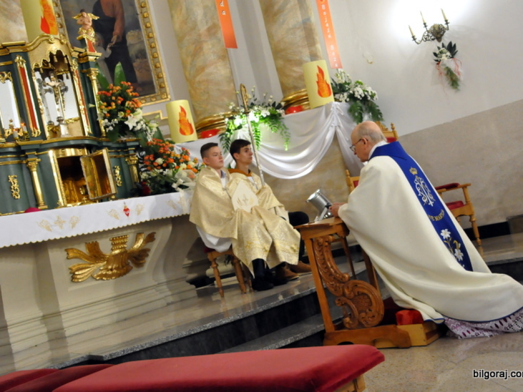Biskup Jan Śrutwa udzielił sakramentu bierzmowania biłgorajskiej młodzieży (FOTO)