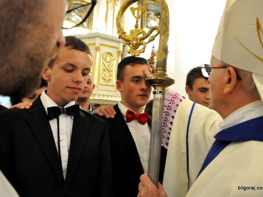 Biskup Jan Śrutwa udzielił sakramentu bierzmowania biłgorajskiej młodzieży (FOTO)