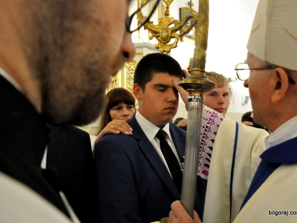 Biskup Jan Śrutwa udzielił sakramentu bierzmowania biłgorajskiej młodzieży (FOTO)
