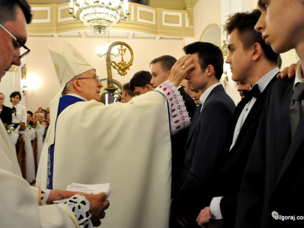 Biskup Jan Śrutwa udzielił sakramentu bierzmowania biłgorajskiej młodzieży (FOTO)