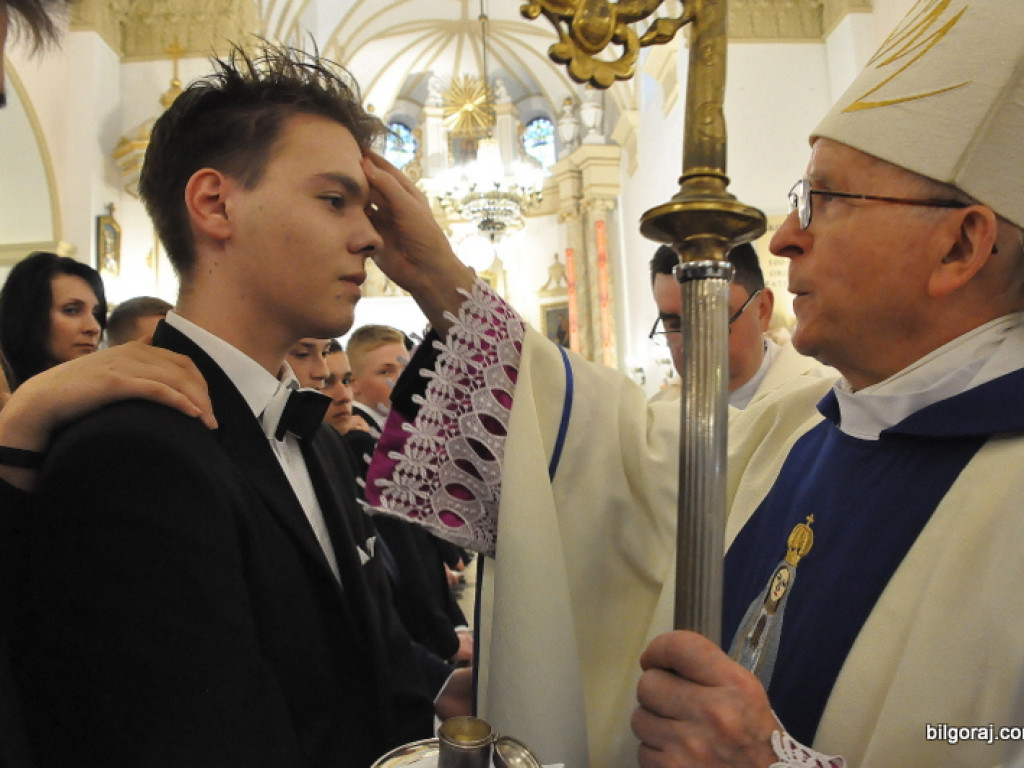 Biskup Jan Śrutwa udzielił sakramentu bierzmowania biłgorajskiej młodzieży (FOTO)