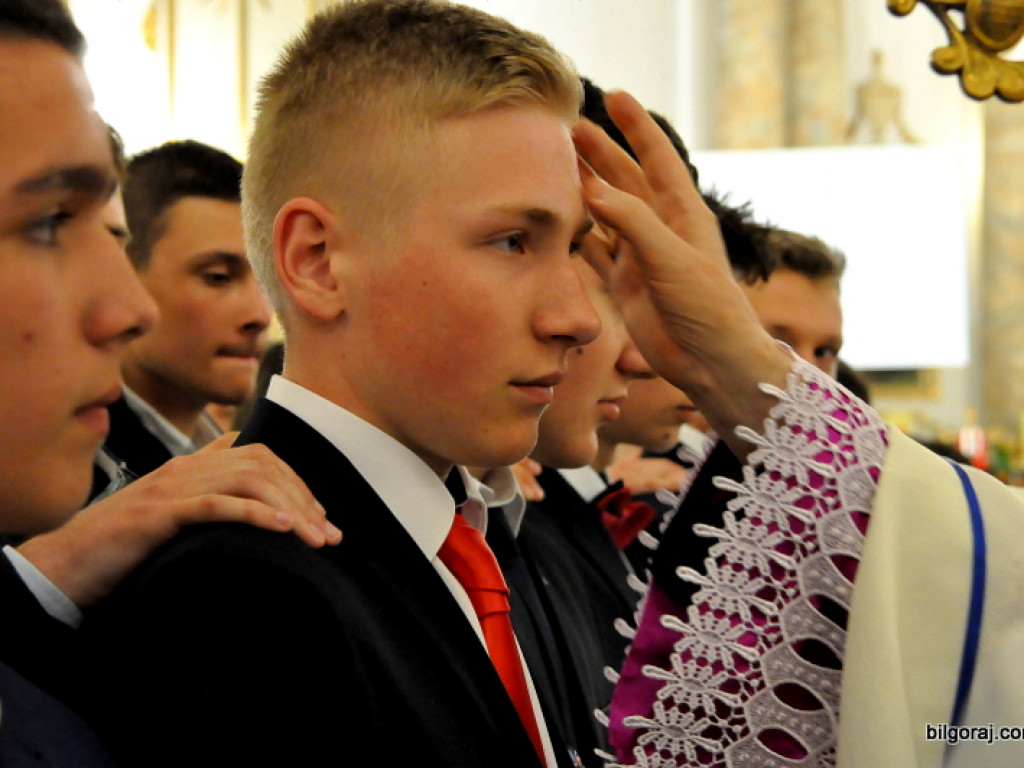 Biskup Jan Śrutwa udzielił sakramentu bierzmowania biłgorajskiej młodzieży (FOTO)