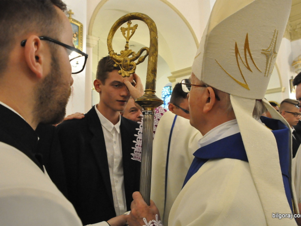 Biskup Jan Śrutwa udzielił sakramentu bierzmowania biłgorajskiej młodzieży (FOTO)