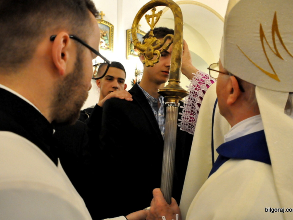 Biskup Jan Śrutwa udzielił sakramentu bierzmowania biłgorajskiej młodzieży (FOTO)