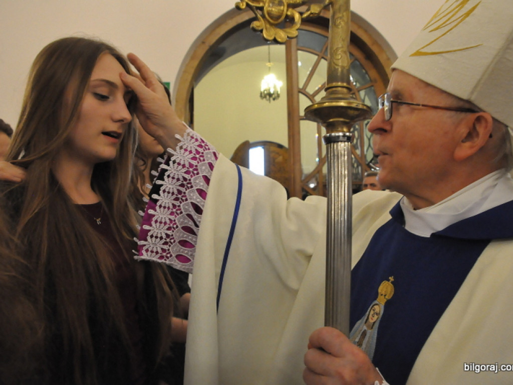 Biskup Jan Śrutwa udzielił sakramentu bierzmowania biłgorajskiej młodzieży (FOTO)