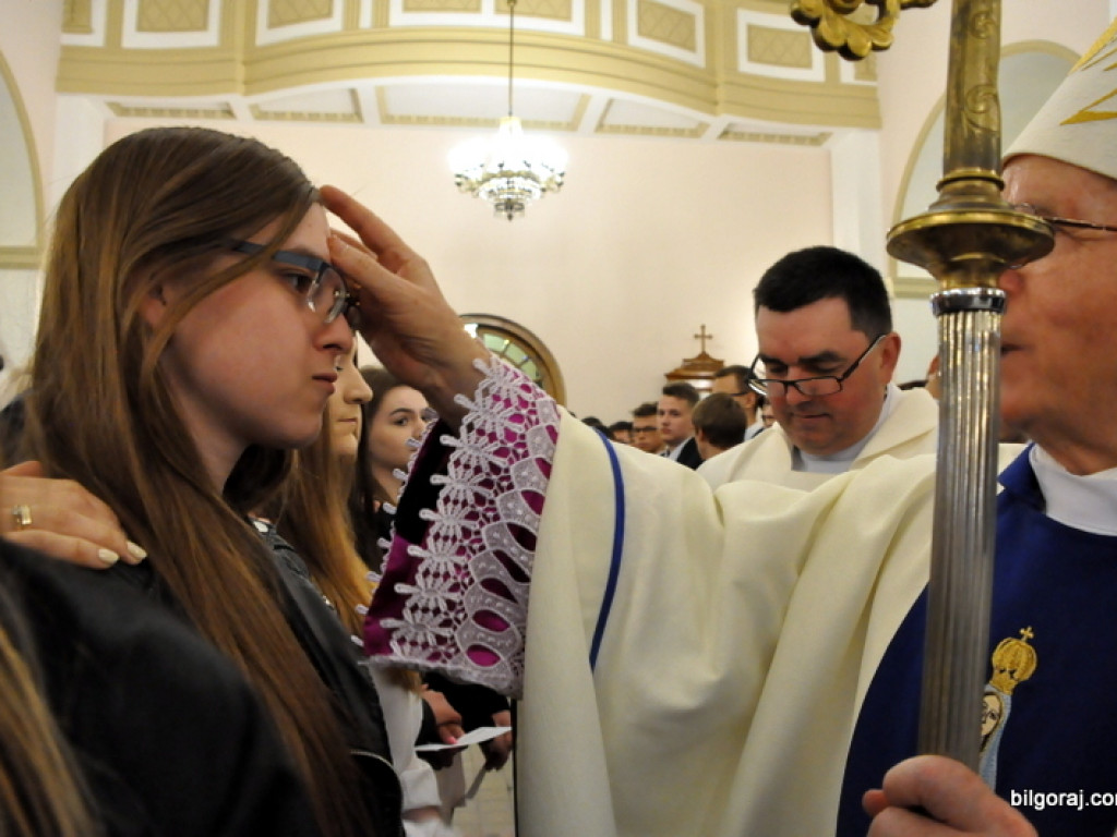 Biskup Jan Śrutwa udzielił sakramentu bierzmowania biłgorajskiej młodzieży (FOTO)