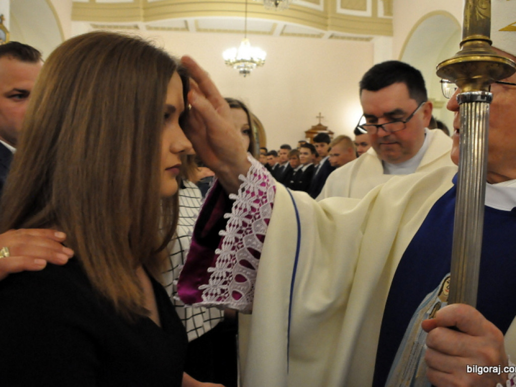 Biskup Jan Śrutwa udzielił sakramentu bierzmowania biłgorajskiej młodzieży (FOTO)
