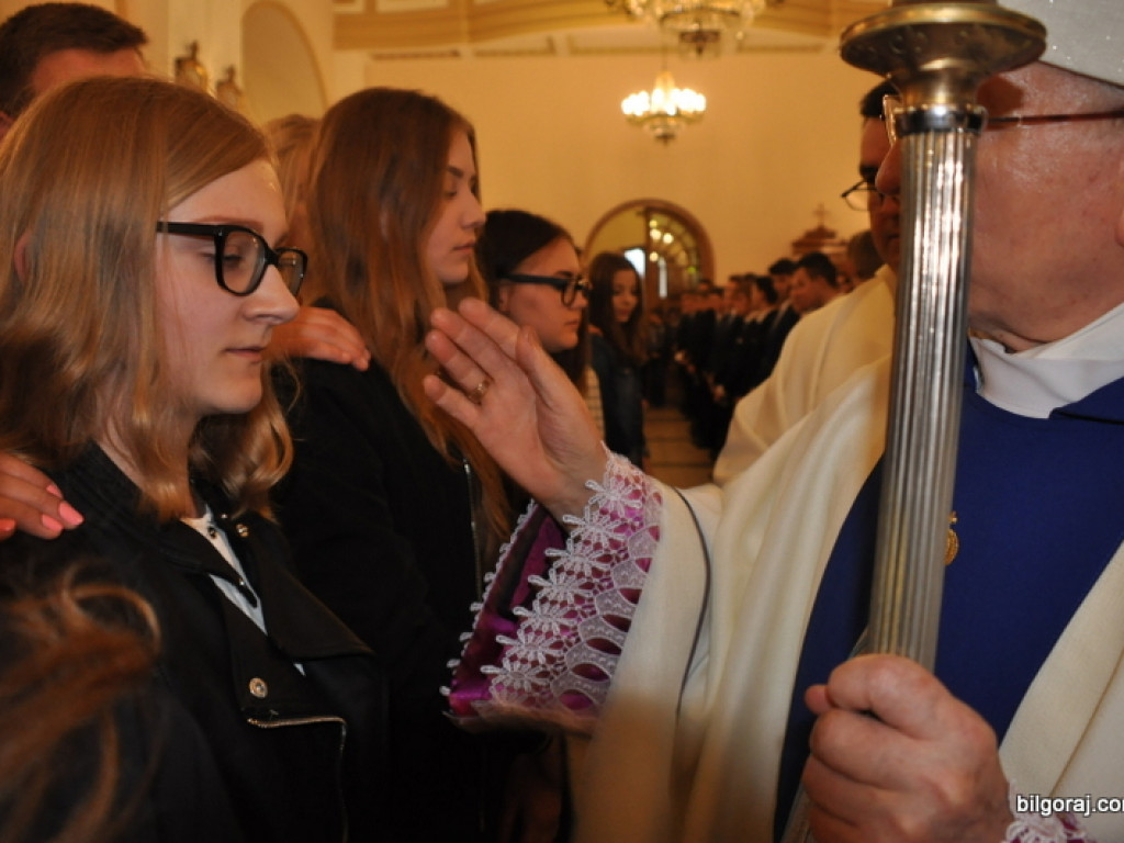 Biskup Jan Śrutwa udzielił sakramentu bierzmowania biłgorajskiej młodzieży (FOTO)