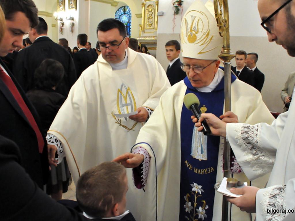 Biskup Jan Śrutwa udzielił sakramentu bierzmowania biłgorajskiej młodzieży (FOTO)