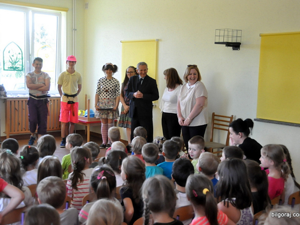 Licealiści przedszkolakom (FOTO)