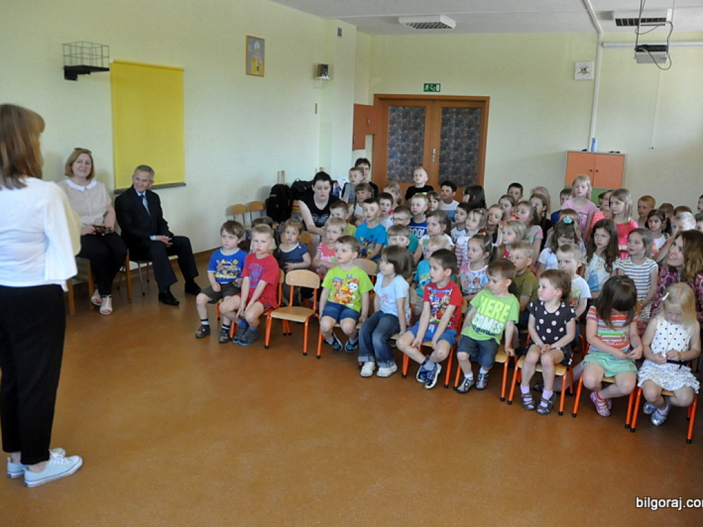 Licealiści przedszkolakom (FOTO)