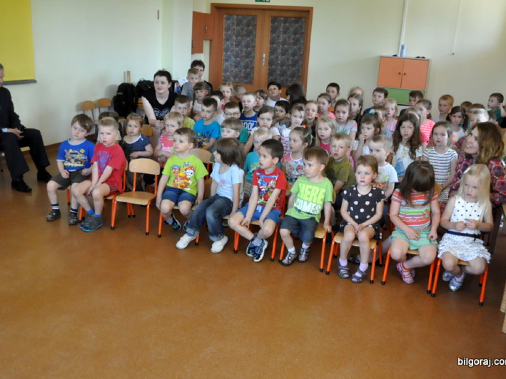 Licealiści przedszkolakom (FOTO)