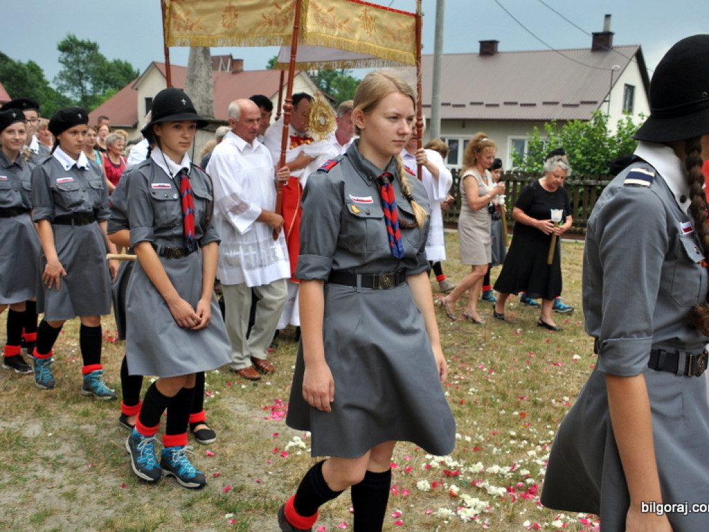 Nadanie barw dla harcerek z Majdanu (FOTO)
