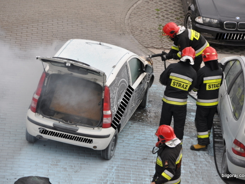 Pożar samochodu w centrum Biłgoraja (FOTO)