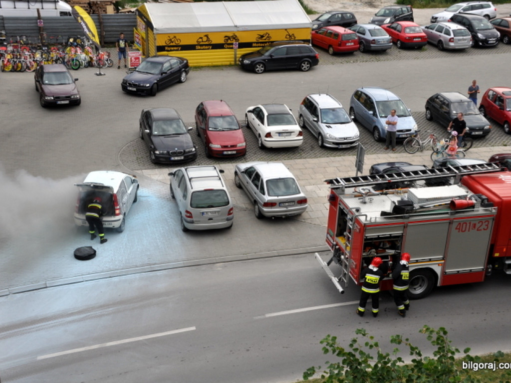 Pożar samochodu w centrum Biłgoraja (FOTO)