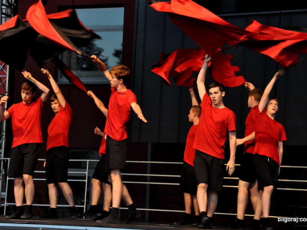 Taniec flag (FOTO, VIDEO)