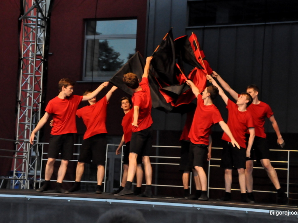 Taniec flag (FOTO, VIDEO)