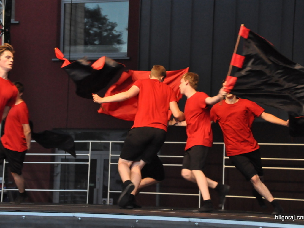 Taniec flag (FOTO, VIDEO)
