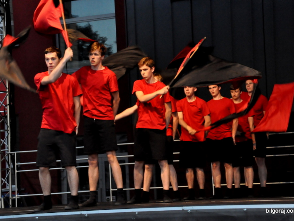 Taniec flag (FOTO, VIDEO)
