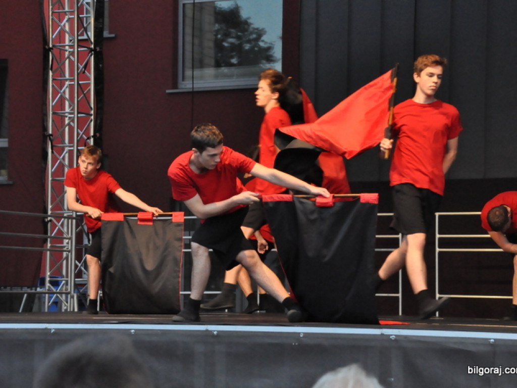 Taniec flag (FOTO, VIDEO)