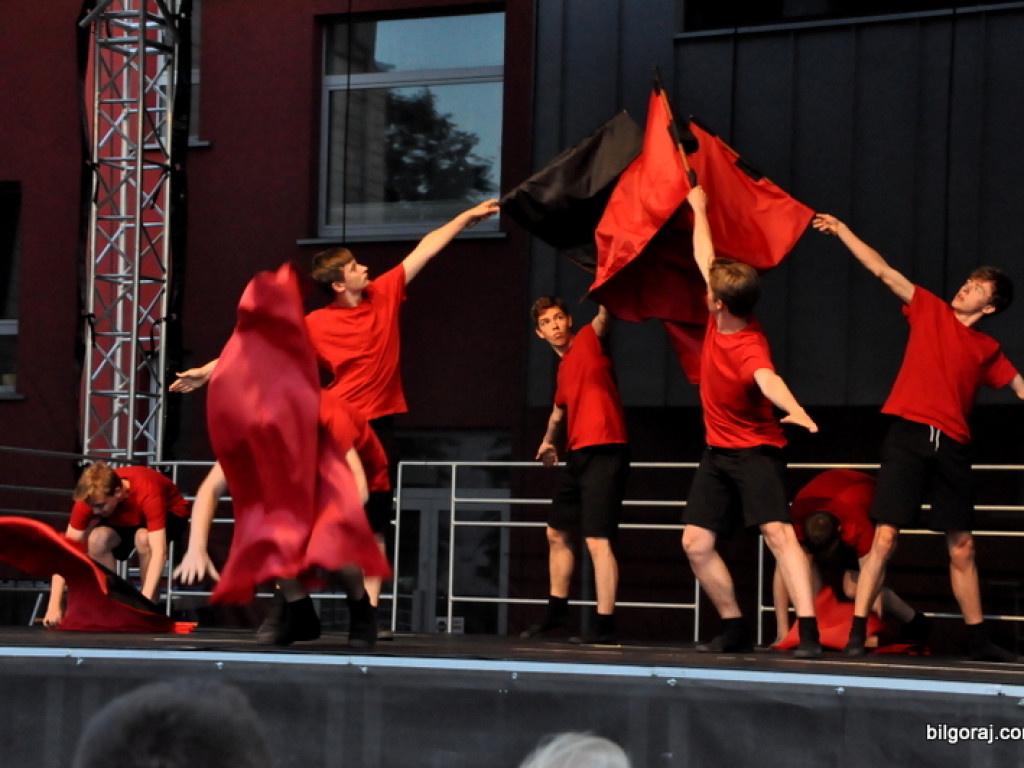 Taniec flag (FOTO, VIDEO)