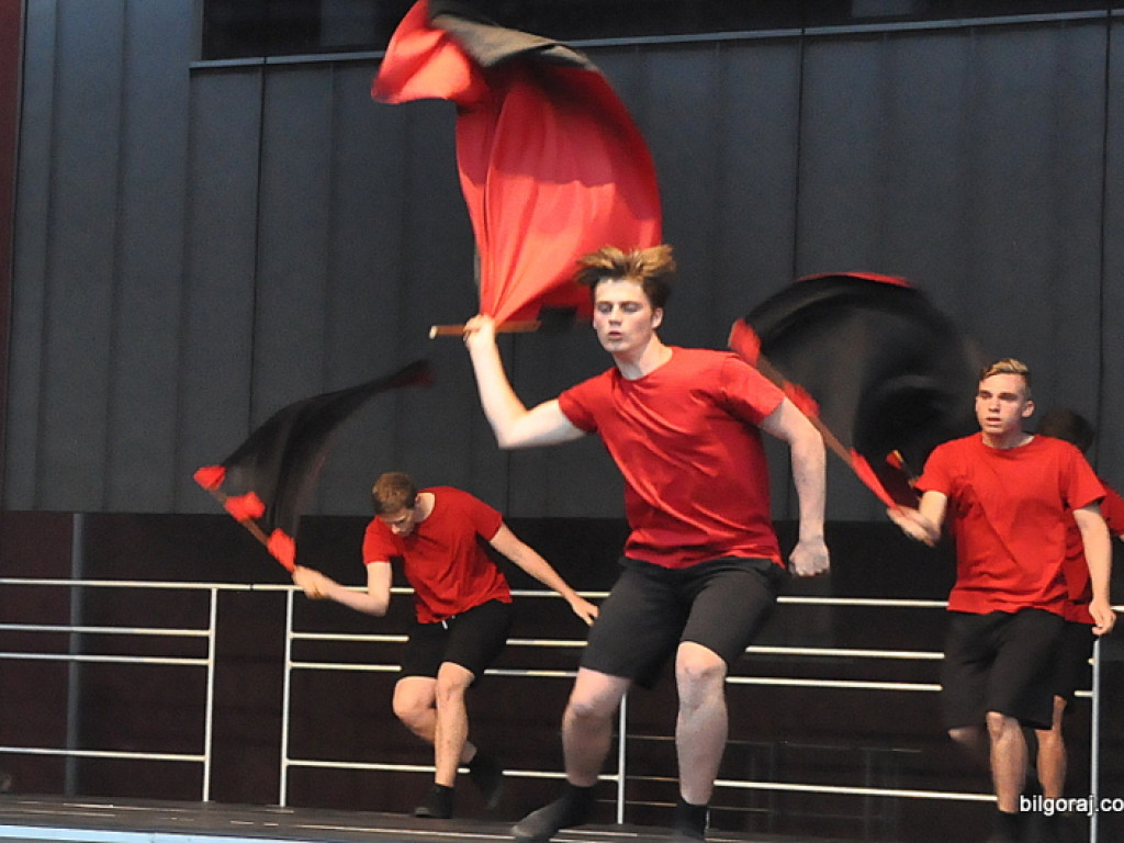 Taniec flag (FOTO, VIDEO)