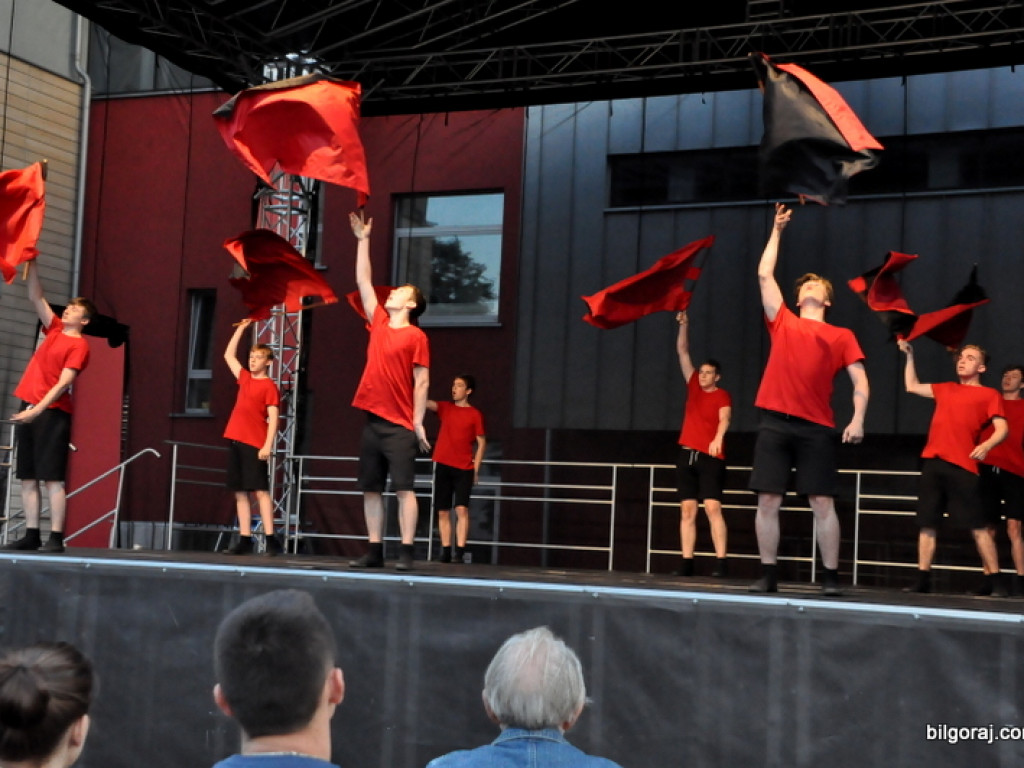 Taniec flag (FOTO, VIDEO)