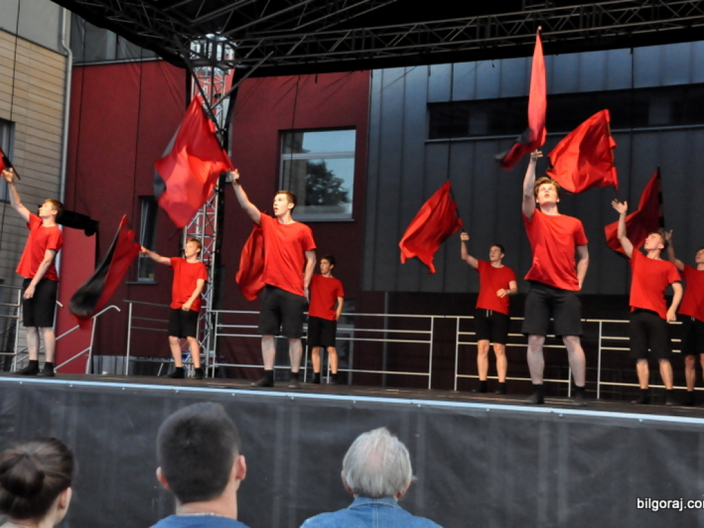 Taniec flag (FOTO, VIDEO)