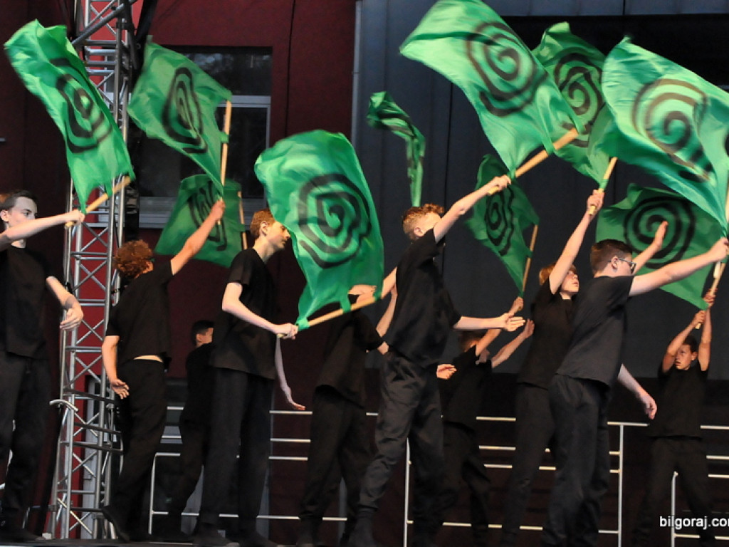 Taniec flag (FOTO, VIDEO)