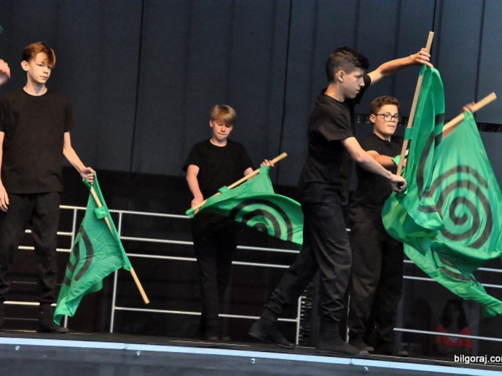 Taniec flag (FOTO, VIDEO)