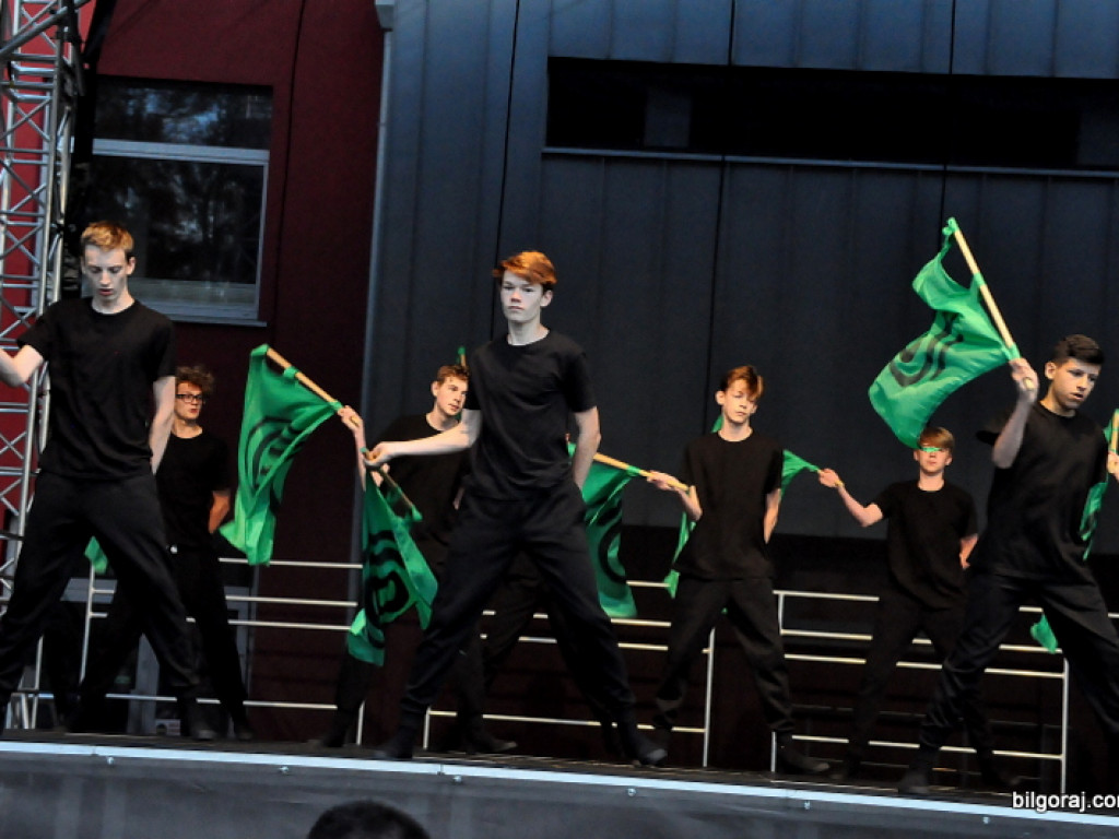 Taniec flag (FOTO, VIDEO)