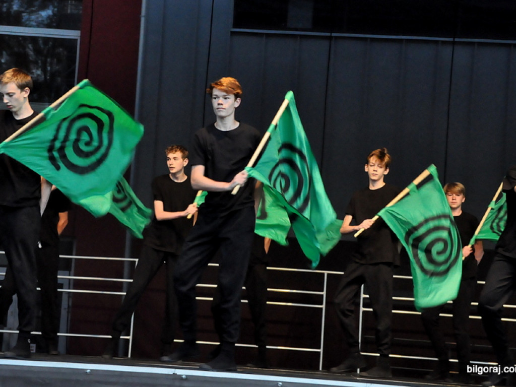 Taniec flag (FOTO, VIDEO)