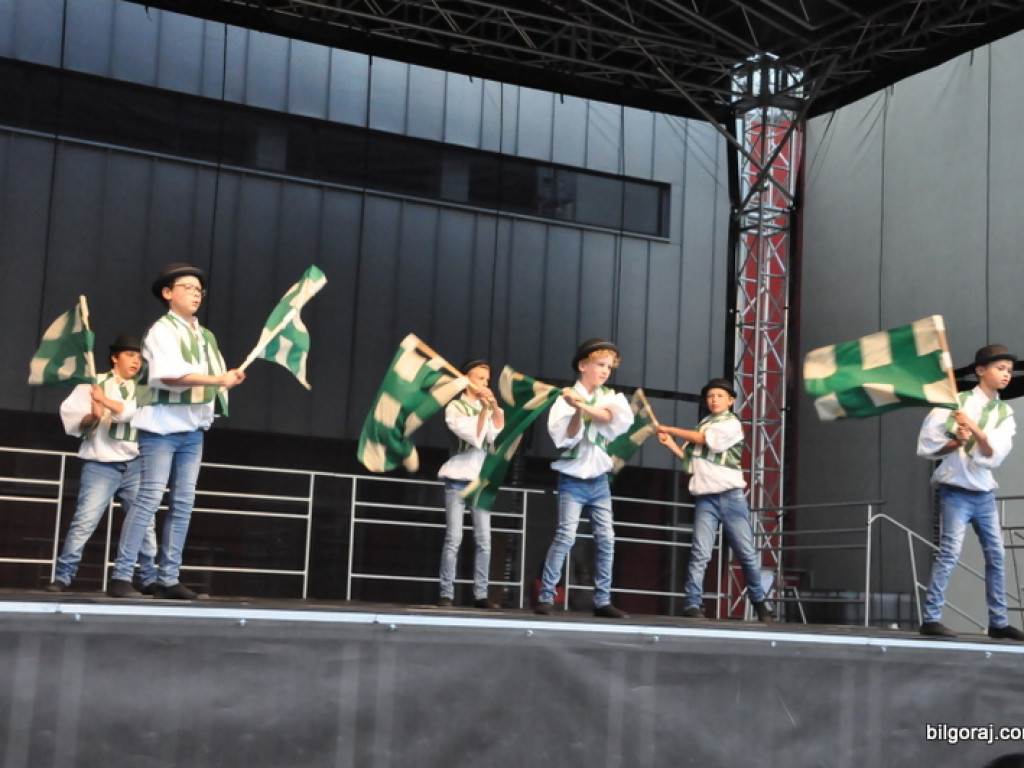 Taniec flag (FOTO, VIDEO)