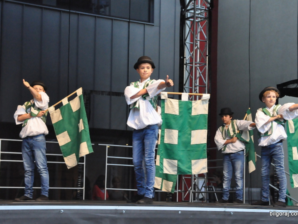 Taniec flag (FOTO, VIDEO)