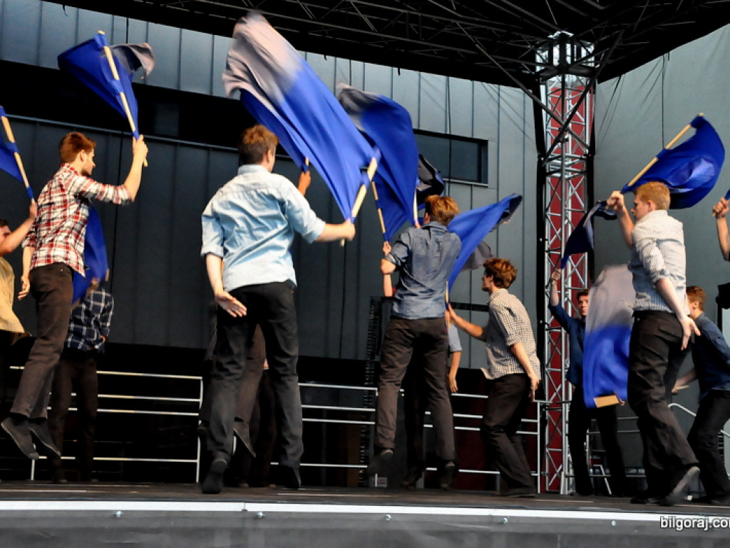 Taniec flag (FOTO, VIDEO)