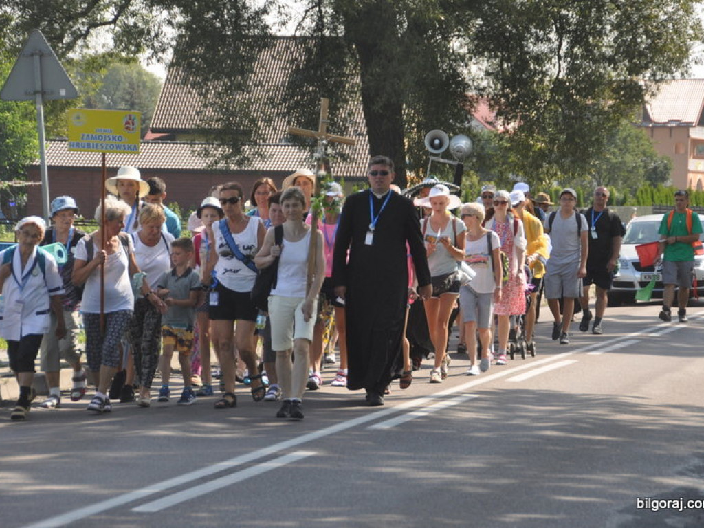 Biłgoraj ruszył na pątniczy szlak do Tronu Jasnogórskiej Pani (FOTO)