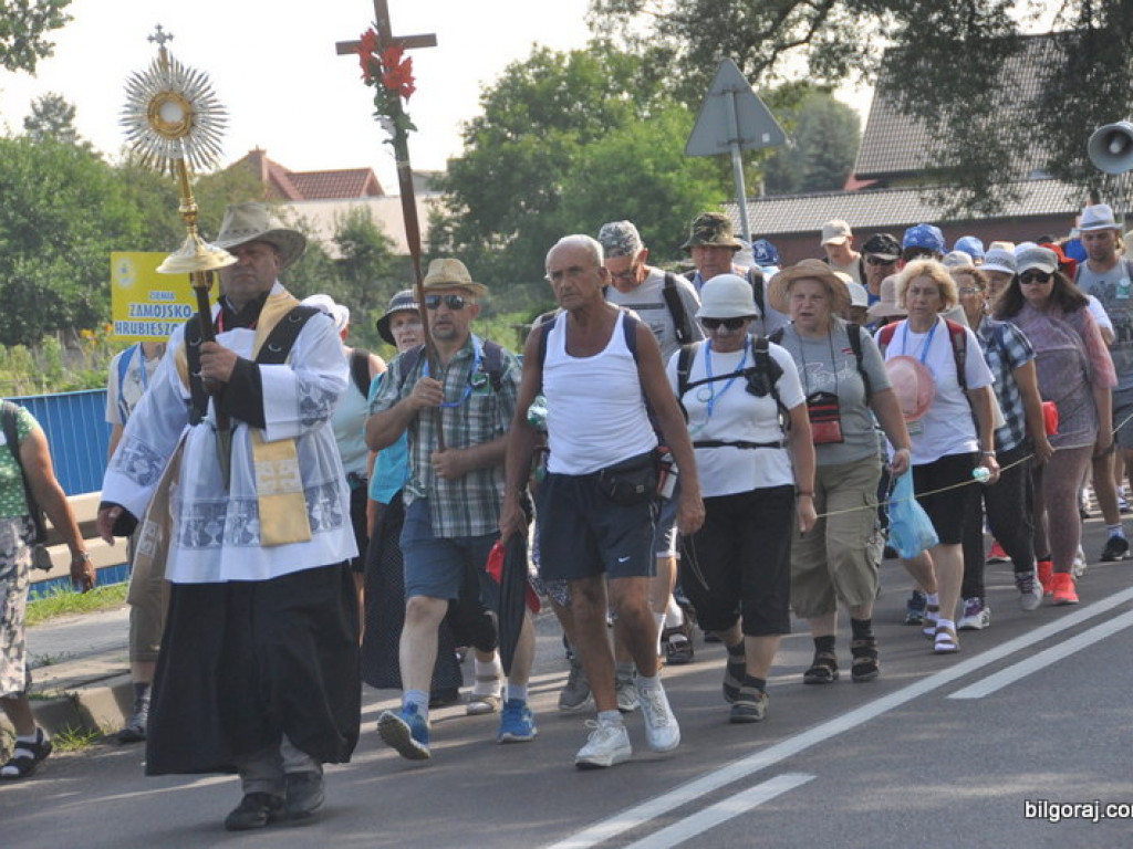 Biłgoraj ruszył na pątniczy szlak do Tronu Jasnogórskiej Pani (FOTO)