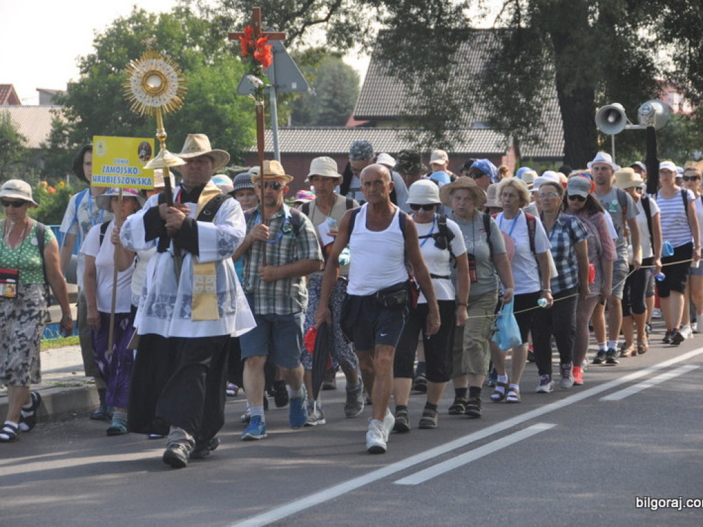 Biłgoraj ruszył na pątniczy szlak do Tronu Jasnogórskiej Pani (FOTO)