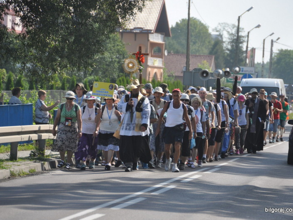 Biłgoraj ruszył na pątniczy szlak do Tronu Jasnogórskiej Pani (FOTO)