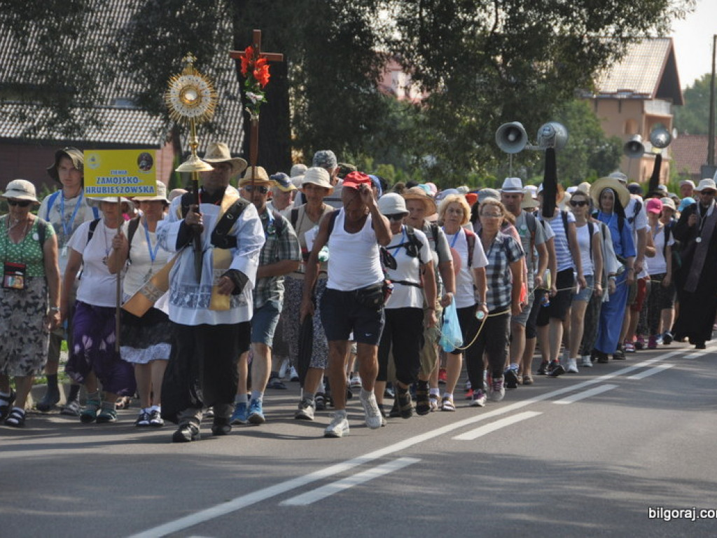 Biłgoraj ruszył na pątniczy szlak do Tronu Jasnogórskiej Pani (FOTO)