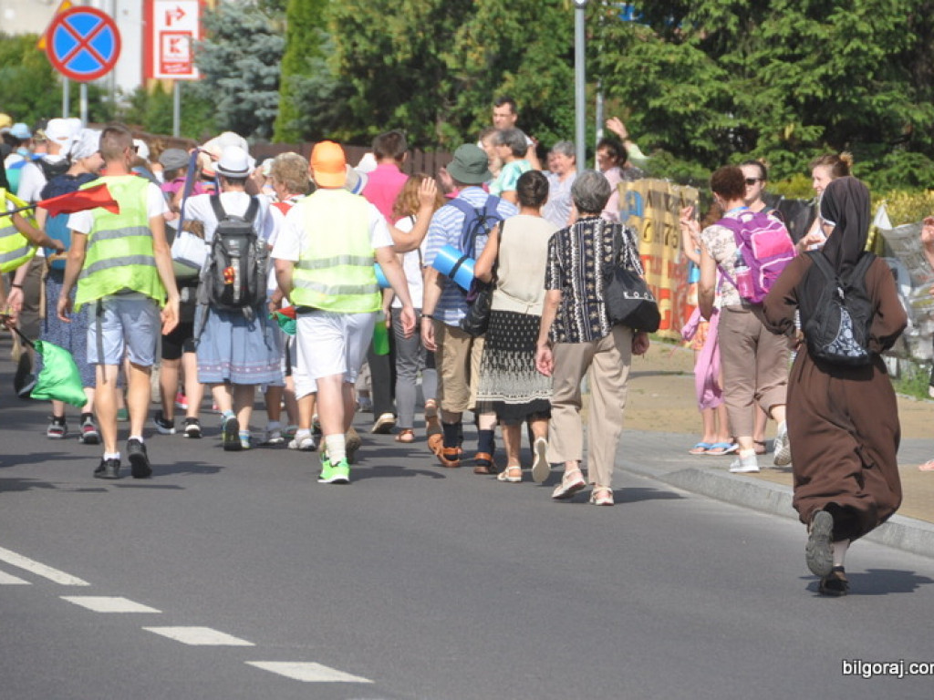 Biłgoraj ruszył na pątniczy szlak do Tronu Jasnogórskiej Pani (FOTO)