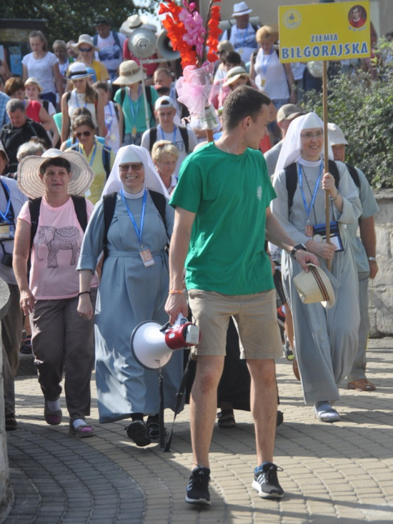 Biłgoraj ruszył na pątniczy szlak do Tronu Jasnogórskiej Pani (FOTO)